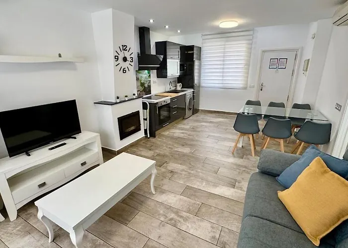 Escapada De Relax Y Diseño Con Piscina Y Barbacoa